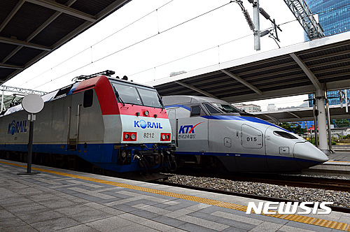 【서울=뉴시스】임태훈 기자 = 부산행 무궁화호 열차가 서울역을 출발하고 있다. 2016.10.26. taehoonlim@newsis.com