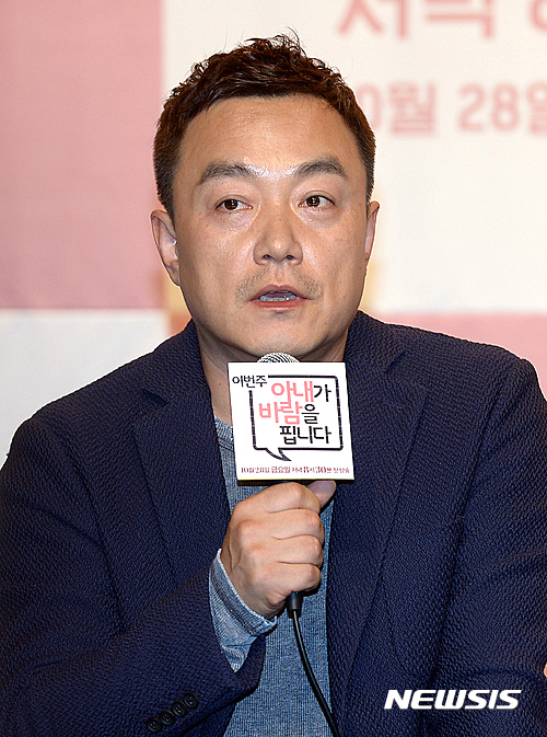 【서울=뉴시스】이영환 기자 = 서울 영등포구 타임스퀘어 아모리스에서 열린 JTBC 금토드라마 '이번주 아내가 바람을 핍니다' 제작발표회에 참석한 김석윤 PD가 인사말을 하고 있다.&nbsp;&nbsp; JTBC 금토드라마 '이번주 아내가 바람을 핍니다'는 오는 28일 첫 방송을 시작으로 매주 금,토 저녁 8시30분에 방영된다. 2016.10.26.&nbsp; 20hwan@newsis.com