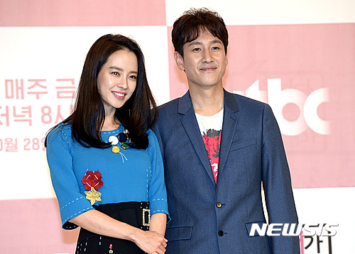 【서울=뉴시스】이영환 기자 = 서울 영등포구 타임스퀘어 아모리스에서 열린 JTBC 금토드라마 '이번주 아내가 바람을 핍니다' 제작발표회에 참석한 배우 송지효와 배우 이선균이 포즈를 취하고 있다.&nbsp; JTBC 금토드라마 '이번주 아내가 바람을 핍니다'는 오는 28일 첫 방송을 시작으로 매주 금,토 저녁 8시30분에 방영된다. 2016.10.26.&nbsp; 20hwan@newsis.com