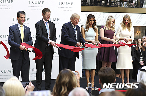 【워싱턴=AP/뉴시스】 미국 공화당의 도널드 트럼프 후보가 26일(현지시간) 워싱턴의 트럼프 인터내셔널 호텔에서 가족들과 함께 테이프 커팅 행사를 하고 있다. 왼쪽 부터 도널드 트럼프 2세, 에릭 트럼프, 트럼프, 부인 멜라니아, 딸 티파니와 이반카 트럼프.2016.10.27&nbsp; 