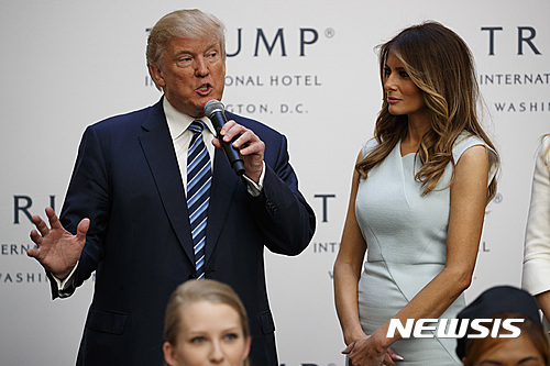 【워싱턴=AP/뉴시스】미국 공화당 대선 후보 도널드 트럼프가 26일(현지시간) 워싱턴D.C에서 아내 멜라니아와 함께 '트럼프 인터내셔널 호텔' 개장식에 참석했다. 2016.10.27.