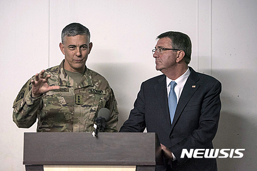 【에르빌=AP/뉴시스】이라크 에르빌에서 지난 23일(현지시간) 애슈턴 카터 미국 국방장관(오른쪽)이 기자회견에 참석해 스티븐 타운센드 중장이 이슬람국가(IS)와의 전투 현황에 대해 설명하는 것을 듣고 있다. 카터 장관과 타운센드 중장은 "수 주일 내에" 시리아의 IS 수도 격인 락까를 공격할 계획이라고 밝혔다. 2016.10.27 