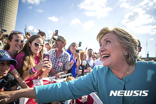 【템파=AP/뉴시스】미국 민주당 대선 후보 힐러리 클린턴이 26일(현지시간) 플로리다주 템파에서 선거 유세를 하고 있다. 2016.10.27. 