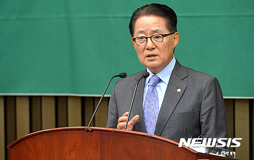 【서울=뉴시스】배훈식 기자 = 국민의당 박지원 비상대책위원장 겸 원내대표가 27일 오전 서울 여의도 국회에서 열린 의원총회에 참석해 모두발언하고 있다. 2016.10.27. dahora83@newsis.com