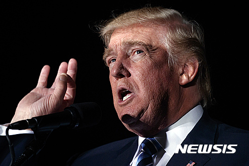 【킨스턴=AP/뉴시스】미국 공화당 대선 후보 도널드 트럼프가 26일(현지시간) 노스캐롤라이나주 킨스턴에서 선거 유세를 하고 있다. 2016.10.27. 