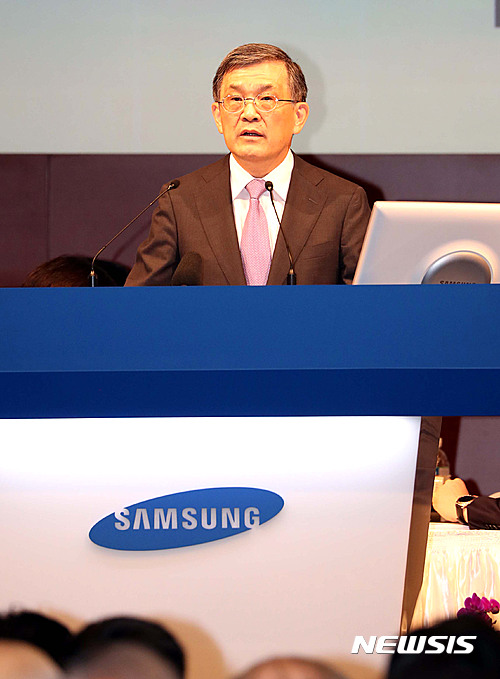 【서울=뉴시스】장세영 기자 = 27일 서울 서초동 삼성전자빌딩에서 열린 임시주총에 참석한 권오현 삼성전자 부회장이 인사말을 하고 있다. 2016.10.27.&nbsp; photo@newsis.com