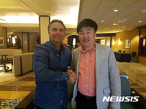 【서울=뉴시스】SK 와이번스는 27일 메이저리그 출신의 트레이 힐만(53) 감독을 제6대 사령탑으로 선임했다. (사진 = SK 와이번스 제공)