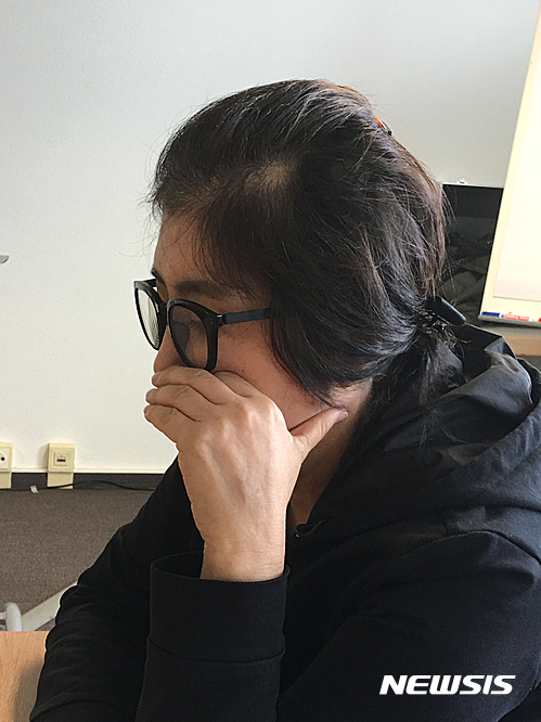 【서울=뉴시스】국정농단 의혹에 휩싸인 최순실씨가 26일 오후 독일 헤센주 한 호텔에서 세계일보 기자와 인터뷰하고 있다. 2016.10.27. (사진=세계일보 제공) photo@newsis.com