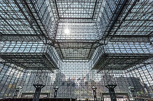 【서울=뉴시스】미국 민주당 대선 후보 힐러리 클린턴이 선거일(11월 8일) 뉴욕 맨해튼의 '제이콥 K. 자비츠 컨벤션 센터'에서 저녁 행사를 진행한다고 클린턴 선거캠프가 26일(현지시간) 밝혔다. 이 건물은 외벽이 모두 유리 천장으로 돼 있다. 클린턴은 유리천장(여성의 승진을 가로막는 사회적 장벽을 의미)을 깨뜨리겠다고 공언해 왔다. <출처: 트위터> 2016.10.27.