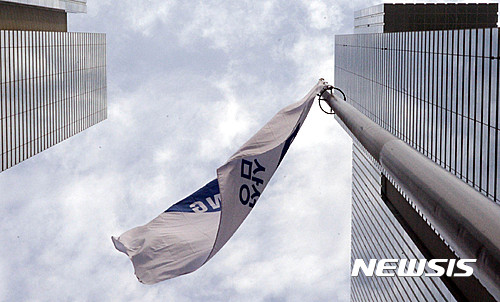 【서울=뉴시스】 장세영 기자 = 삼정전자 임시 주총과 함께 3분기 실적 발표를 한 27일 오전 서울 삼성전자 서초사옥 앞에 삼성 깃발이 펄럭이고 있다. 삼성전자는 연결기준으로 매출 47조8200억원, 영업이익 5조2000억원의 2016년 3분기 실적을 발표했다. 또한 갤럭시노트7 단종에 따른 쇼크로 매출은 전년 동기 51조6800억원 대비 7.5% 감소했고, 영업이익은 전년 동기 7조3900억원 대비 29.7% 감소했다. 2016.10.27. photothink@newsis.com