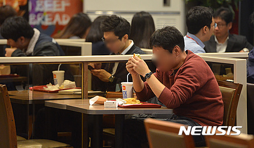 【서울=뉴시스】김선웅 기자 = 국내 1인가구수가 증가함에 따라 문화, 식품 등 다양한 분야에서 1인 이용고객(일명 '혼밥', '혼술' 등)이 늘고 있는 가운데 27일 오후 서울시내의 한 식당에서 '혼밥족(혼자 밥먹는 사람)'이 점심식사를 하고 있다. 2016.10.27. mangusta@newsis.com