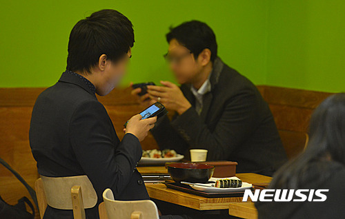 【서울=뉴시스】김선웅 기자 = 국내 1인가구수가 증가함에 따라 문화, 식품 등 다양한 분야에서 1인 이용고객(일명 '혼밥', '혼술' 등)이 늘고 있는 가운데 27일 오후 서울시내의 한 식당에서 '혼밥족(혼자 밥먹는 사람)'이 점심식사를 하고 있다. 2016.10.27. mangusta@newsis.com