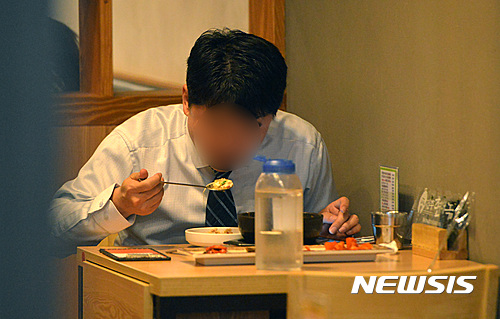 【서울=뉴시스】김선웅 기자 = 국내 1인가구수가 증가함에 따라 문화, 식품 등 다양한 분야에서 1인 이용고객(일명 '혼밥', '혼술' 등)이 늘고 있는 가운데 27일 오후 서울시내의 한 식당에서 '혼밥족(혼자 밥먹는 사람)'이 점심식사를 하고 있다. 2016.10.27. mangusta@newsis.com