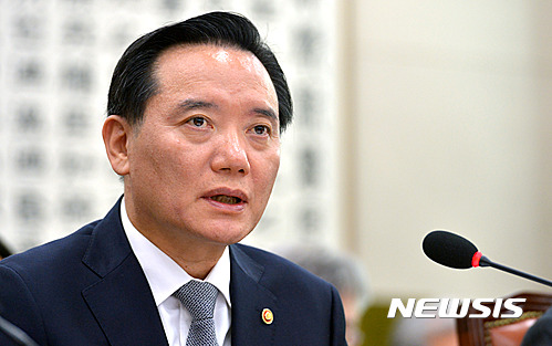 【서울=뉴시스】배훈식 기자 = 김현웅 법무부 장관이 27일 오전 서울 여의도 국회에서 열린 법제사법위원회 전체회의에 출석해 답변하고 있다. 2016.10.27.&nbsp; dahora83@newsis.com