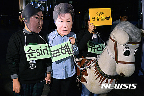 【서울=뉴시스】김선웅 기자 = 27일 오후 서울 종로구 세종로 사거리 일대에서 최순실 씨의 국정개입과 관련, 박근혜 대통령 하야를 요구하는 시민들이 규탄 퍼포먼스를 하고 있다. 2016.10.27. mangusta@newsis.com