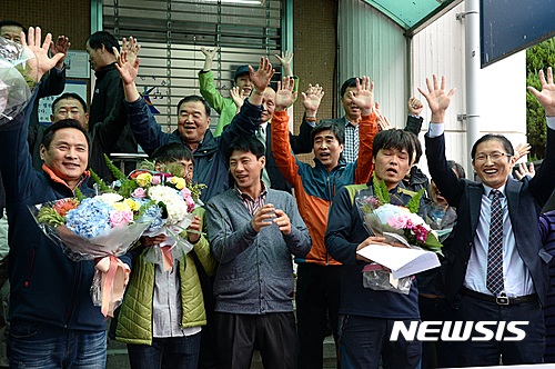 [전주=뉴시스]윤난슬 기자 = 지난 2016년 전주지방법원에서 '삼례 나라슈퍼 3인조 강도치사사건'이 재심 재판이 열린 가운데 무죄가 선고되자 재심청구인들과 유가족들이 기뻐하고 있다. 2016.10.28. yns4656@newsis.com