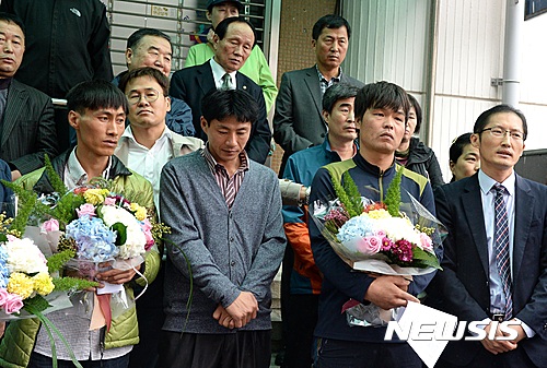 【전주=뉴시스】윤난슬 기자 = 28일 오전 전주지방법원에서 '삼례 나라슈퍼 3인조 강도치사사건'이 재심 재판이 열린 가운데 무죄가 선고되자 재심청구인들과 박준영 변호사가 설명하고 있다. 2016.10.28. yns4656@newsis.com