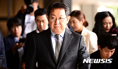 【서울=뉴시스】추상철 기자= 감찰내용 누설 의혹을 받고 있는 이석수 전 특별감찰관이 28일 오후 검찰 조사를 받기 위해 서울중앙지방검찰청으로 들어서고 있다.&nbsp; 이석수 전 특별감찰관은 지난 8월 언론사 기자에게 감찰 진행 상황을 알려준 혐의로 고발당했다. 2016.10.28.&nbsp; scchoo@newsis.com