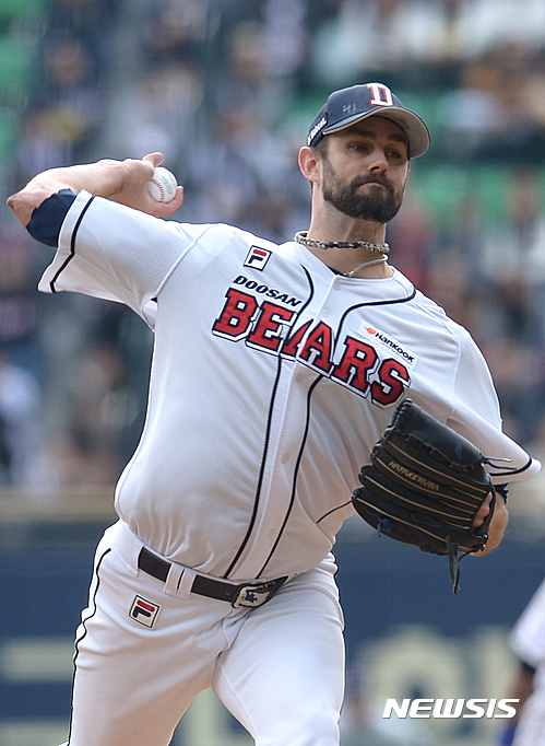 【서울=뉴시스】이영환 기자 = 29일 오후 서울 송파구 잠실야구장에서 열린 2016 KBO 한국시리즈 1차전 두산 베어스와 NC 다이노스의 경기, 1회초 두산 선발 니퍼트가 역투하고 있다. 2016.10.29. 20hwan@newsis.com