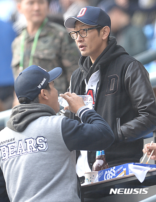 【서울=뉴시스】이영환 기자 = 29일 오후 서울 송파구 잠실야구장에서 열린 2016 KBO 한국시리즈 1차전 두산 베어스와 NC 다이노스의 경기에서 가수 임창정과 가수 김창렬이 경기를 관람하고 있다. 2016.10.29. 20hwan@newsis.com