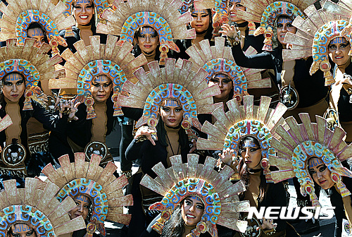 【멕시코시티=AP/뉴시스】멕시코 수도 멕시코시티의 중심가 레포르마 거리에서 29일(현지시간) 행진을 앞두고 분장한 채 대기하고 있는 여성참가자들. 원래 죽은 가족들의 영혼을 달래고 조용히 추모의 모임을 갖던 이 행사는 헐리우드 액션영화와 좀비 , 미국 핼로윈 행사가 혼합되면서 점점 거대한 축제와 행진으로 변모해 관광상품화되었다.&nbsp; 2016.10.30 