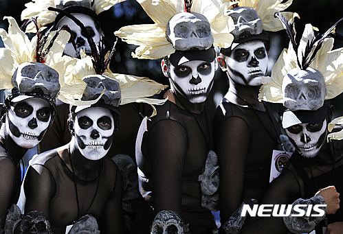 【멕시코시티= AP/뉴시스】멕시코 수도 멕시코시티 중심가에서 29일(현지시간) '죽은자들의 날' 축제행사에서 남성 시민들이 해골로 분장한 채 행진에 참가하고 있다. 2016.10.30 