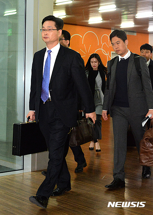 【서울=뉴시스】김선웅 기자 = 청와대 '비선실세' 최순실 씨의 딸 정유라 씨의 입학·학사 특혜 의혹과 관련, 교육부 감사관들이 특별감사를 위해 31일 오전 서울 서대문구 이화여자대학교 내 감사장으로 이동하고 있다.&nbsp;&nbsp;&nbsp; 이날 파견된 12명의 교육부 감사관들은 이화여대 내 감사장을 꾸리고 2주간 정유라 씨에 대한 입학 특혜, 학점·출결 특혜 의혹 등을 감사할 예정이다. 2016.10.31.&nbsp;&nbsp; mangusta@newsis.com