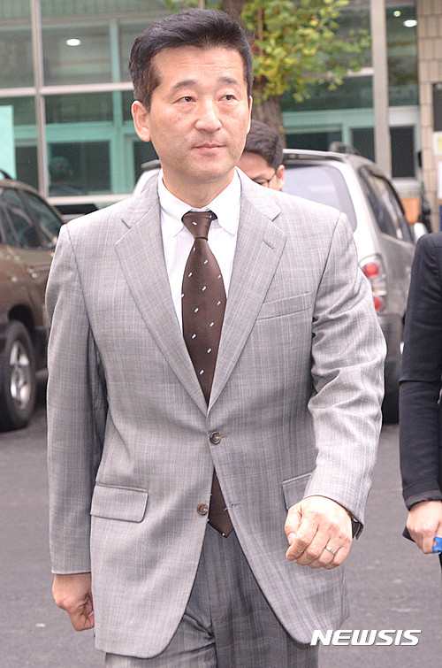 【서울=뉴시스】 장세영 기자 = 더불어민주당 최명길 의원이 31일 오전 서울 광진구 동부지법에서 열린 공직선거법 위반 혐의 첫 재판에 참석하고 있다.&nbsp; 최명길 의원은 지난 4월 총선 당시 선거사무원이 아닌 사람에게 온라인 선거운동을 부탁하면서 2백만 원을 건넨 혐의를 받고 있다. 2016.10.31.&nbsp; photothink@newsis.com