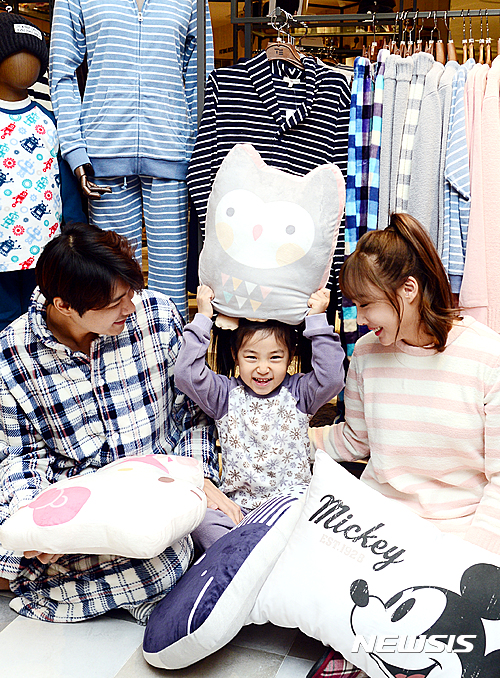 【서울=뉴시스】이종철 기자 = 31일 서울 중구 봉래동 롯데마트 서울역점에서 모델들이 겨울 홈웨어를 소개하고 있다.&nbsp; 롯데마트는 수면 잠옷, 가디건 등 겨울 홈웨어를 전국 롯데마트 매장에서 판매한다.&nbsp; 2016.10.31.&nbsp;&nbsp; jc4321@newsis.com 