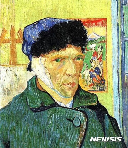 【서울=뉴시스】영국의 미술사가 마틴 베일리는 오는 11월 3일 출간될 자신의 저서 '남쪽의 화실'에서 빈센트 반 고흐가 자신의 귀를 자른 이유는 동료화가 폴 고갱과의 싸움 때문이 아니라 동생 테오의 결혼 소식에 충격을 받았기 때문이라고 주장했다. 사진은 반 고흐의 1898년작 '귀에 붕대를 감은 자화상'.<사지출처: 위키피디아> 2016.10.31