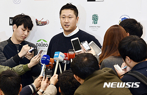 【인천공항=뉴시스】홍찬선 기자 = 빅보이 이대호(시애틀 매리너스)가 미국 메이저리그 진출 첫해를 마무리하고 31일 오후 인천공항에 입국, 기자들의 질문에 답하고 있다. 2016.10.31. mania@newsis.com