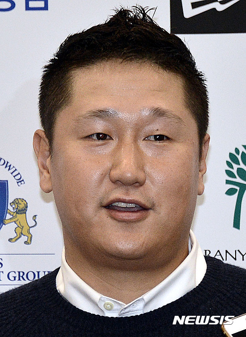 【인천공항=뉴시스】홍찬선 기자 = 빅보이 이대호(시애틀 매리너스)가 미국 메이저리그 진출 첫해를 마무리하고 31일 오후 인천공항에 입국, 기자들의 질문에 답하고 있다. 2016.10.31. mania@newsis.com