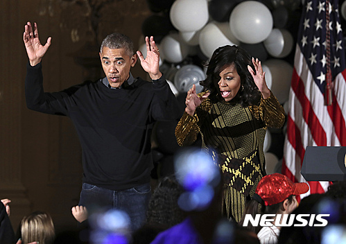 【워싱턴=AP/뉴시스】버락 오바마 미국 대통령과 부인 미셸 여사가 31일(현지시간) 백악관에서 열린 핼러윈 행사 중 마이클 잭슨의 '스릴러'에 맞춰 아이들과 춤 추고 있다. 2016.11.1. 