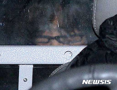 【서울=뉴시스】고범준 기자 = 검찰이 '비선 실세' 국정농단 사태와 관련 최순실 씨를 긴급체포한 1일 새벽 최씨가 서울 서초구 서울중앙지검에서 서울구치소로 이송되고 있다. 2016.11.01&nbsp; bjko@newsis.com