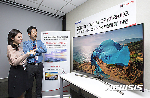 【서울=뉴시스】삼성전자와 KT스카이라이프는 "퀀텀닷 SUHD TV를 통해 생방송에 최적화된 HDR(하이다이내믹레인지) 기술을 국내에 처음 선보였다"고 1일 밝혔다.(사진= 삼성전자 제공)&nbsp; photo@newsis.com