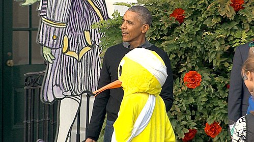 【서울=뉴시스】버락 오바마 미국 대통령이 31일(현지시간) 백악관 핼러윈 행사에서 '레임 덕'으로 변장한 소년과 인사하고 있다. 절뚝거리는 오리를 뜻하는 레임 덕은 대통령의 임기 말 권력 누수 현상을 지칭하는 표현이다. <출처: 트위터> 2016.11.1.