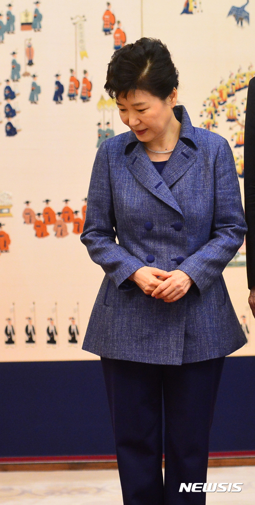 【서울=뉴시스】전진환 기자 = 박근혜 대통령이 1일 오전 청와대 충무실에서 주한대사 신임장 제정식을 마치고 기념촬영을 준비하고 있다. 2016.11.01.&nbsp; amin2@newsis.com 