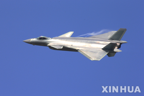 【주하이=신화/뉴시스】중국 광둥성 주하이에서 2016년 11월1일 개막한 '국제항공우주박람회(주하이 에어쇼)'에서 차세대 스텔스 전투기인 젠(殲)-20이 처음으로 일반에 공개돼 비행하고 있다. 이번 에어쇼는 중국 최대 에어쇼로 이날부터 6일까지 개최된다. 2016.11.01 