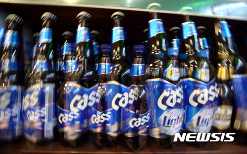 【서울=뉴시스】이영환 기자 = 사진은 지난 2016년11월1일 서울 중구의 한 대형마트에 오비 맥주 제품이 진열돼 있는 모습이다. 2016.11.01. (D4 다중노출) 20hwan@newsis.com