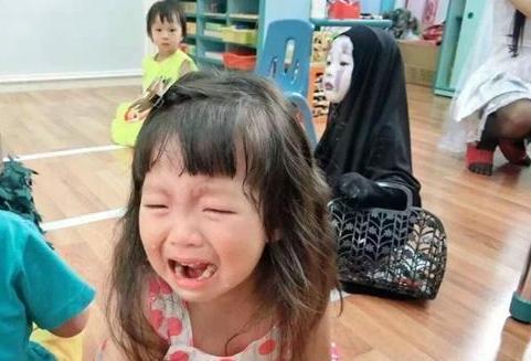 【서울=뉴시스】대만의 2살 난 여아가 최근 유치원 할로윈 파티에서 '센과 치히로의 행방불명' 캐릭터인 '가오나시'로 깜짝 변신해 유치원을 초토화시켰다. 대만에 사는 여아 '멍멍(萌萌)'이 분장후 나타나자 또래 여자아이가 울음을 터뜨리는 모습. (사진출처: 중국 바이두) 2016.11.01