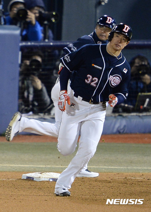 【창원=뉴시스】 장세영 기자 = 1일 오후 경남 창원시 마산야구장에서 열린 2016 KBO 포스트시즌 NC 다이노스와 두산 베어스의 한국시리즈 3차전 경기, 5회초 무사 두산 김재환이 솔로 홈런으로 선취점을 올리고 있다. 2016.11.01.&nbsp; photothink@newsis.com 