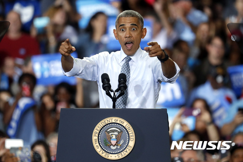 【콜롬버스=AP/뉴시스】버락 오바마 미국 대통령이 1일(현지시간) 오하이오주 콜롬버스에서 민주당 대선 후보 힐러리 클린턴 지원 유세를 하고 있다. 2016.11.2.
