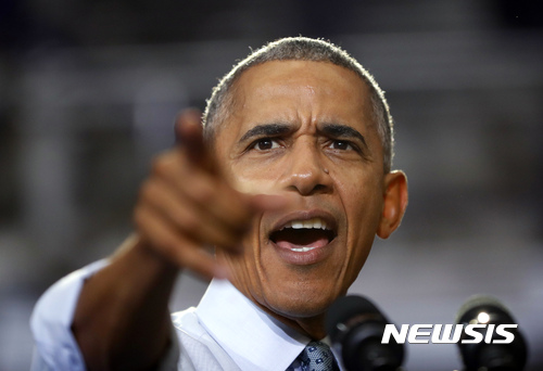 【콜롬버스=AP/뉴시스】버락 오바마 미국 대통령이 1일(현지시간) 오하이오주 콜롬버스에서 민주당 대선 후보 힐러리 클린턴 지원 유세를 하고 있다. 2016.11.2.