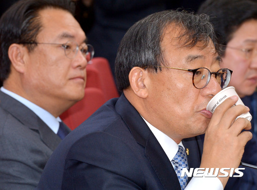 【서울=뉴시스】박진희 기자 = 2일 오전 서울 여의도 국회 새누리당 당사에서 열린 당 대표 및 최고위원·중진의원 연석 간담회에 참석한 이정현 대표가 물을 마시며 회의를 하고 있다. 2016.11.02. pak7130@newsis.com