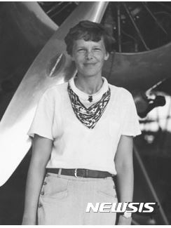 【서울=뉴시스】여성 비행기 조종사로는 세계최초로 대서양 무착륙 비행에 성공한 미국의 전설적인 파일럿 어밀리아 에어하트가 추락사한 것이 아니라 조난당했다가 무인도에서 사망했다는 새로운 주장이 제기됐다. 사진은 생전의 에어하트 모습. <사진출처: TIGHAR> 2016.11.03 