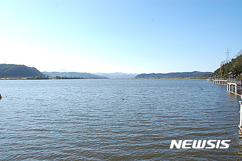 【대구=뉴시스】정창오 기자 = 22일 대구수돗물에 발암물질인 과불화화합물 일종이 검출돼 논란이 일고 있는 가운데 낙동강 수계 전체 정수장에서 대구보다 더 높은 수치가 나온 것으로 나타났다. 사진은 대구 취수원인 매곡정수장 부근의 낙동강이다. 2018.06.22. jco@newsis.com