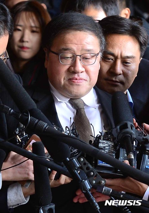 【서울=뉴시스】전신 기자 = 미르·K스포츠재단 강제 모금의 배후로 지목된 안종범 전 청와대 정책조정수석비서관이 피의자 신분으로 소환 조사 받기위해 2일 서울 서초동 서울중앙지방검찰청으로 취재진의 질문을 받으며 들어서고 있다. 2016.11.02&nbsp; photo1006@newsis.com