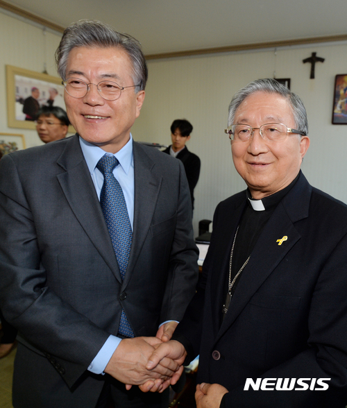 【광주=뉴시스】배동민 기자 = 문재인 전 더불어민주당 대표가 2일 오후 광주 서구 천주교 광주대교구청을 방문, 김희중 대주교와 이야기를 나눈 뒤 악수를 하며 기념촬영을 하고 있다. 2016.11.02. guggy@newsis.com