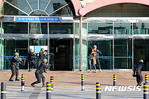 【울산=뉴시스】안정섭 기자 = 2일 울산 남구 삼산동 태화강역 일원에서 폭탄테러 상황을 가정한 '2016 충무실제훈련'이 열리고 있다. 2016.11.02. (사진=울산 남구 제공) photo@newsis.com