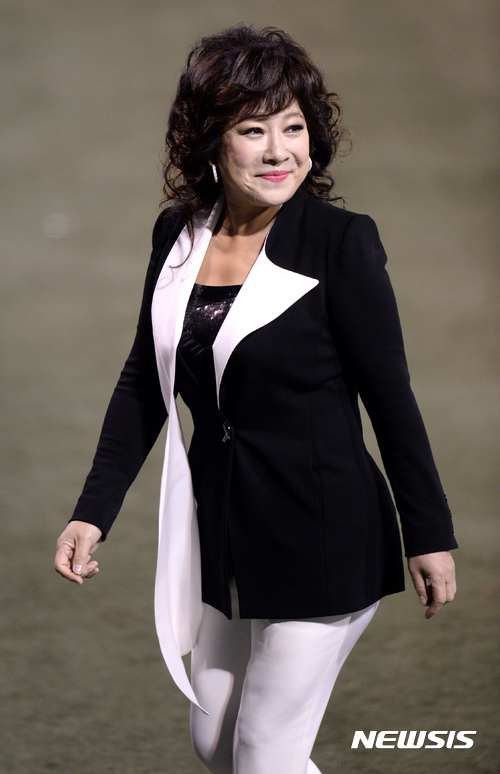 【창원=뉴시스】고범준 기자 = 2일 오후 경남 창원 마산야구장에서 열린 2016 타이어뱅크 KBO 한국시리즈 NC 다이노스와 두산 베어스의 4차전 경기에 앞서 가수 노사연이 애국가를 부르고 이동하고 있다. 2016.11.02. bjko@newsis.com